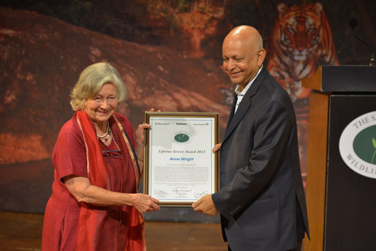 Hemendra Kothari, Chairman, DSP BlackRock, presents Sanctuary's Lifetime Service Award 2013 to Anne Wright.