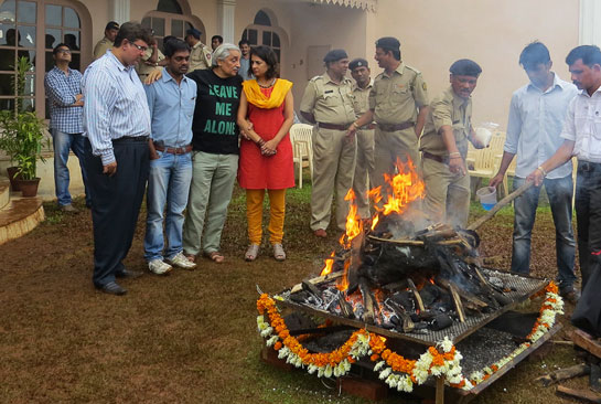 Raj Krishnani of Save the Tigers, Roheet Karoo of Wildlife Conservation and Development Centre, Bittu Sahgal and Kittu Gidwani along with Maharashtra Forest Department officials.