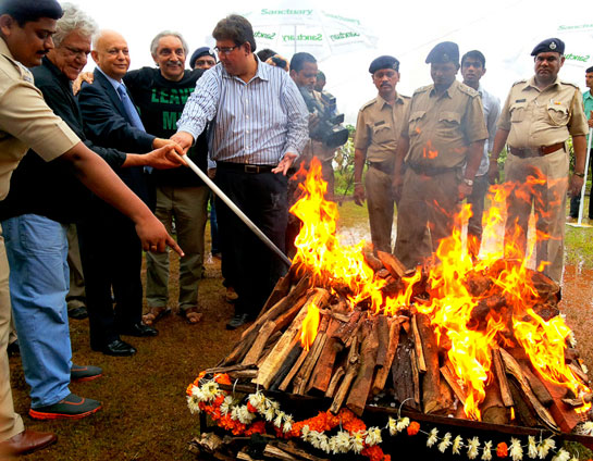Om Puri, Bittu Sahgal, Founder and Chairman of DSP BlackRock Limited Hemendra Kothari and Raj Krishnani burn the pyre together.