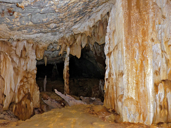 One of the many caves that are open to tourists to explore, the Lagang cave is embellished with stunning stalactites and stalagmites.