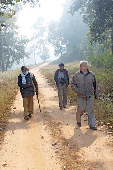 S.E.H. Kazmi with Prosenjit Dasgupta (right, behind Kazmi) and trackers Yasin Miyan (facing) and Salim Miyan in Betla, Palamau.