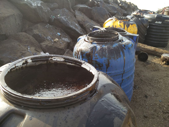 As of February 3 morning, 72 tonnes of sludge was reported to have been removed from the water by hundreds of volunteers and the coast guard.