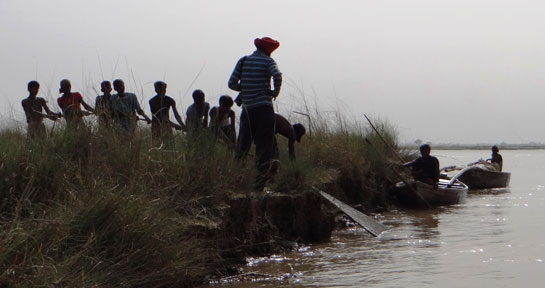 Near Govindwal, commercial fishermen haul in their nets.