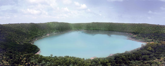 The well-shaped circular circumference, ratio of the depth to diameter, and especially the characteristic raised rim about 20 metres above ground level on the outside of the impact radius proved that it was indeed an impact crater.