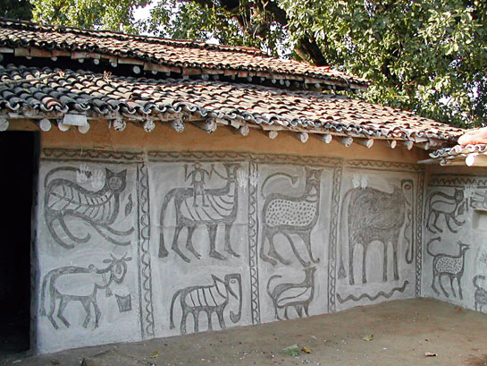 The indigenous tribes living in the forest corridors of North Karanpura paint their mud-walled, tile-roofed houses with the same animals and designs on the sandstone rock-shelters as did the prehistoric Protoaustric/Dravidian aborigines.