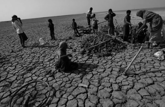 This migrant family in Gujarat drills bore wells to draw underground water for salt cultivation, and is facing climate change head-on. The underground water important for the family's survival has evaporated due to rising temperatures.