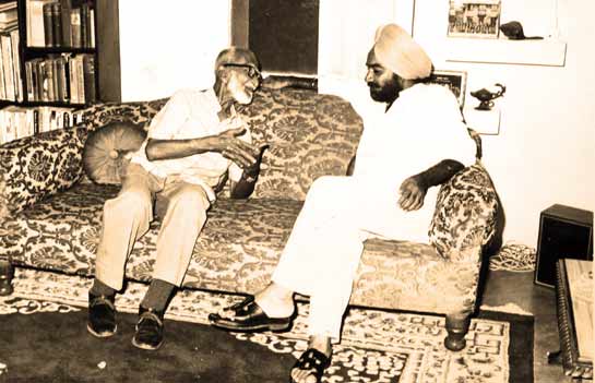 Man Mohan Singh in conversation with the legendary ornithologist Dr. S&Atilde;&iexcl;lim Ali, in Chandigarh, undoubtedly on the issue closest to their hearts - birds, in the early 1980s.