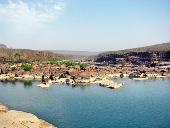The Ken river snakes through part of the Panna Tiger Reserve. Its rocky character, combined with disjointed pools and almost no large sand-deposits make it a less than ideal habitat for gharials. However, the escarpments along the river are favoured vulture-nesting sites.