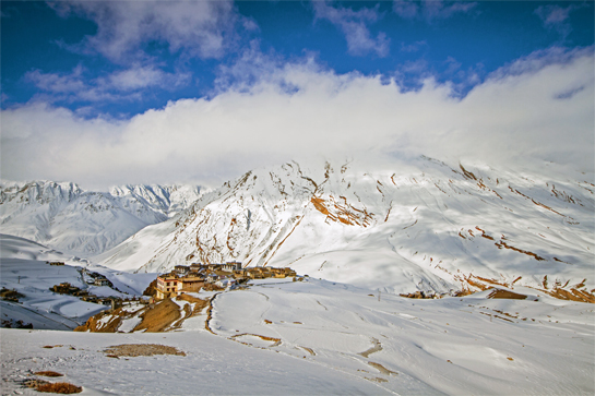 The frozen wilderness, that is the Spiti Valley, is located in northeastern Himachal Pradesh. It remains blanketed under snow for the major part of the year with temperatures plummeting to -25 oC.
