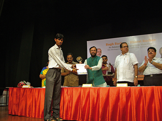 Former Environment Minister Prakash Javadekar presents Govardhan with an award for his outstanding contribution to the field of environment and conservation in Jaipur.