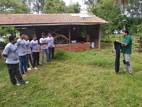 Reptile expert, Gerry Martin demonstrates the nuances of snake rescue to the team of snake rescuers from the Madhya Pradesh Forest Department in Hunsur. Reptile expert, Gerry Martin demonstrates the nuances of snake rescue to the team of snake rescuers from the Madhya Pradesh Forest Department in Hunsur.