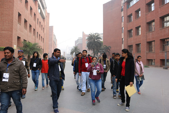 Students participate in a workshop on biotelemetry.